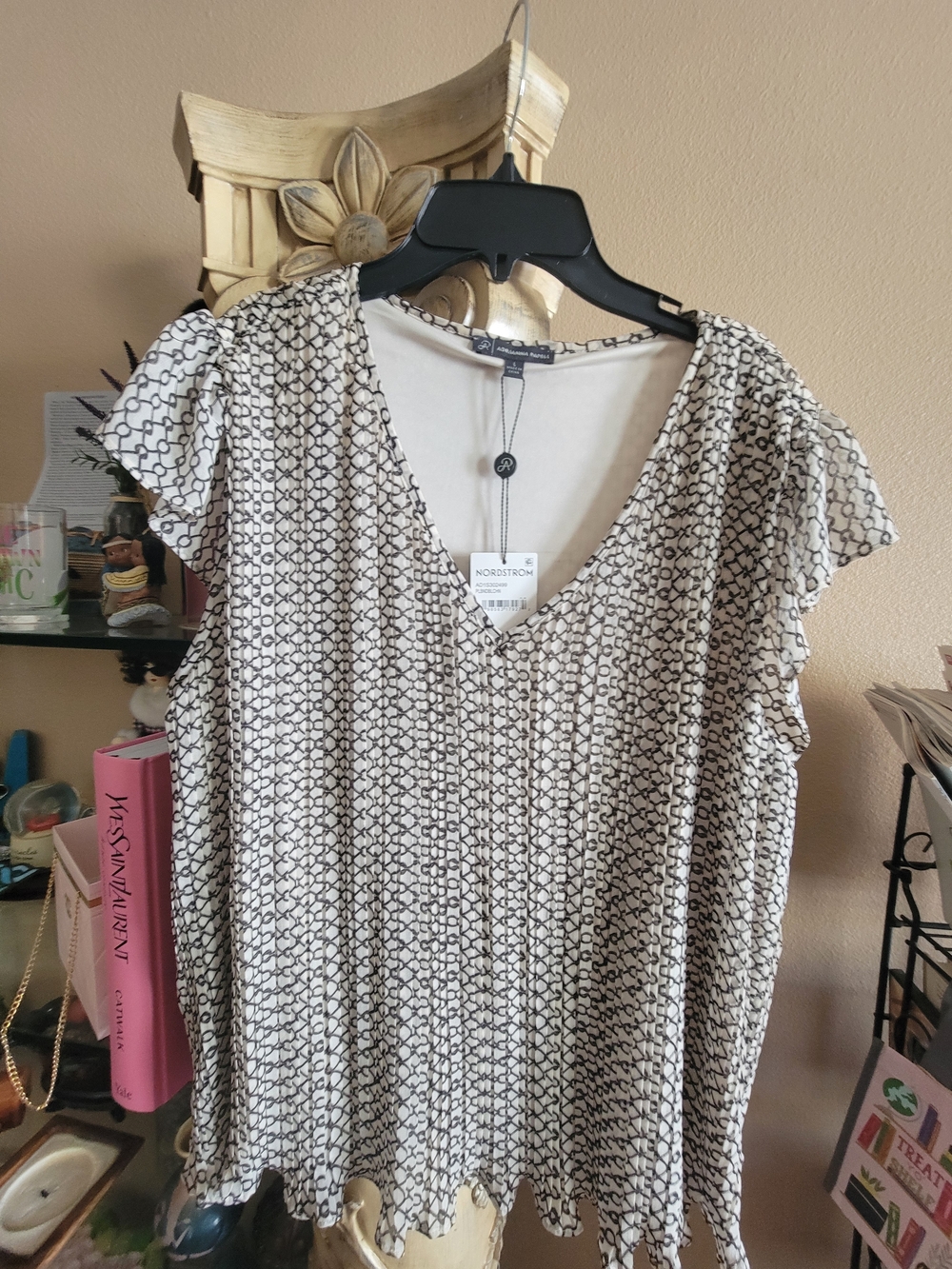 Adrianna Papell Cream & Black Printed V-Neck Flutter Sleeve Top